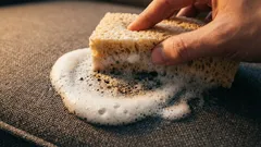 Das alte Sofa sah nach 15 Minuten wieder wie neu aus – ganz ohne chemische Reinigung