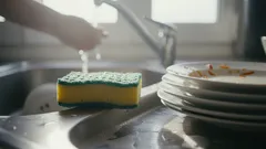 Warum man Geschirr nicht über Nacht im Wasser stehen lassen sollte – eine versteckte Gefahr in Ihrer Küche