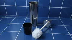 So reinigt man eine Toilettenbürste richtig: 3 Methoden ohne Chemikalien