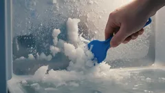 Vergessen Sie langwieriges Abtauen: Mit dieser Methode ist das Eis in wenigen Minuten weg