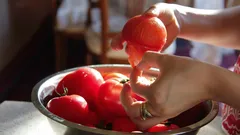 Vergessen Sie den kochenden Wasser: Die Schale löst sich von selbst – ganz ohne Mühe